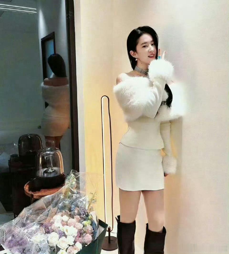 刘亦菲你要注意，背面的镜子给你反光了。 ​​​