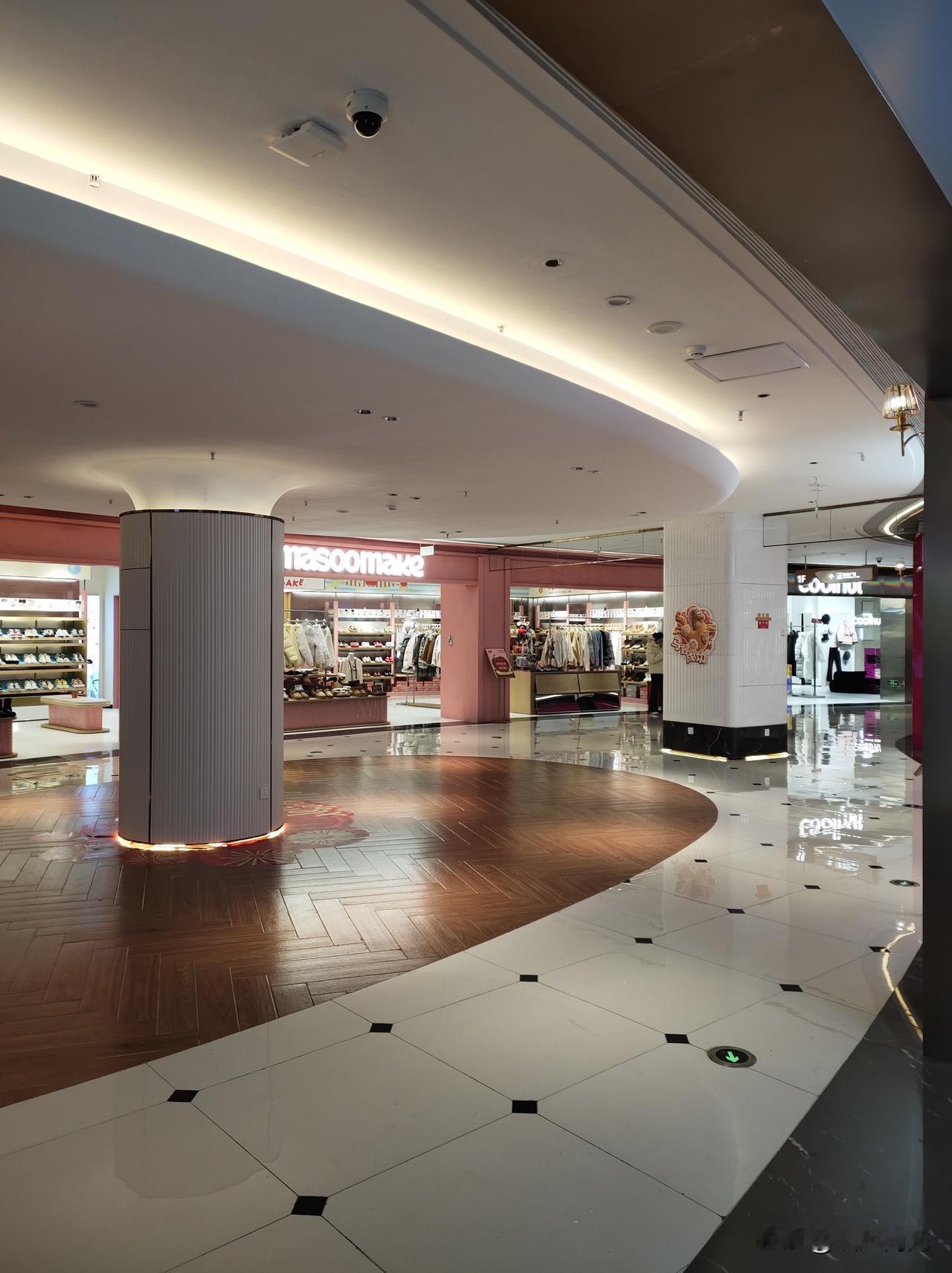 网友爆料称：腊月了逛顺庆区环形的人还是不多，不知道是什么原因。