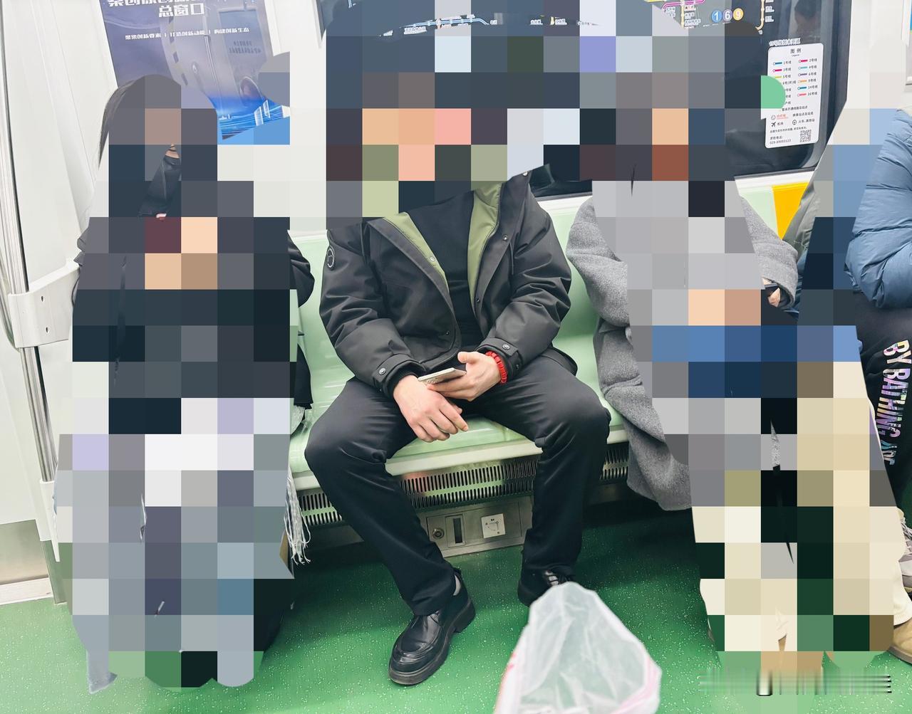 地铁上，最讨厌这样的人！明明设置好的位子，非要腿🦵🏻pia开多大的占一个半位