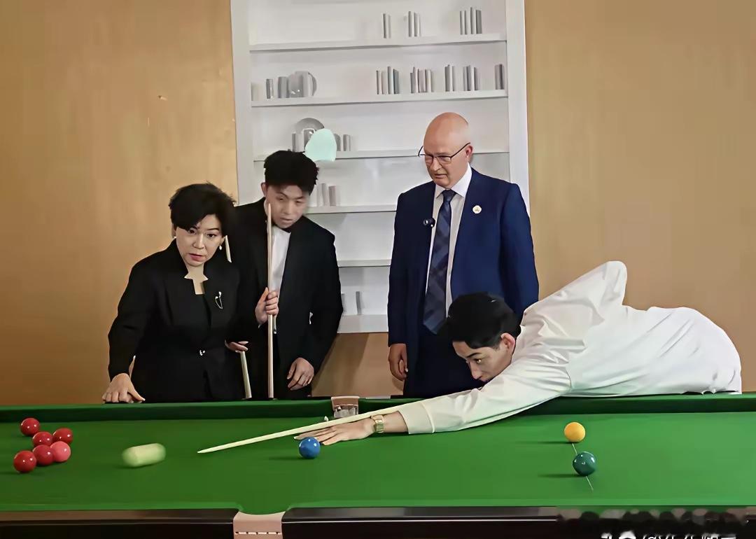 邓亚萍带儿子来追星，妈妈身高155，儿子身高1米8，太优秀了！ 