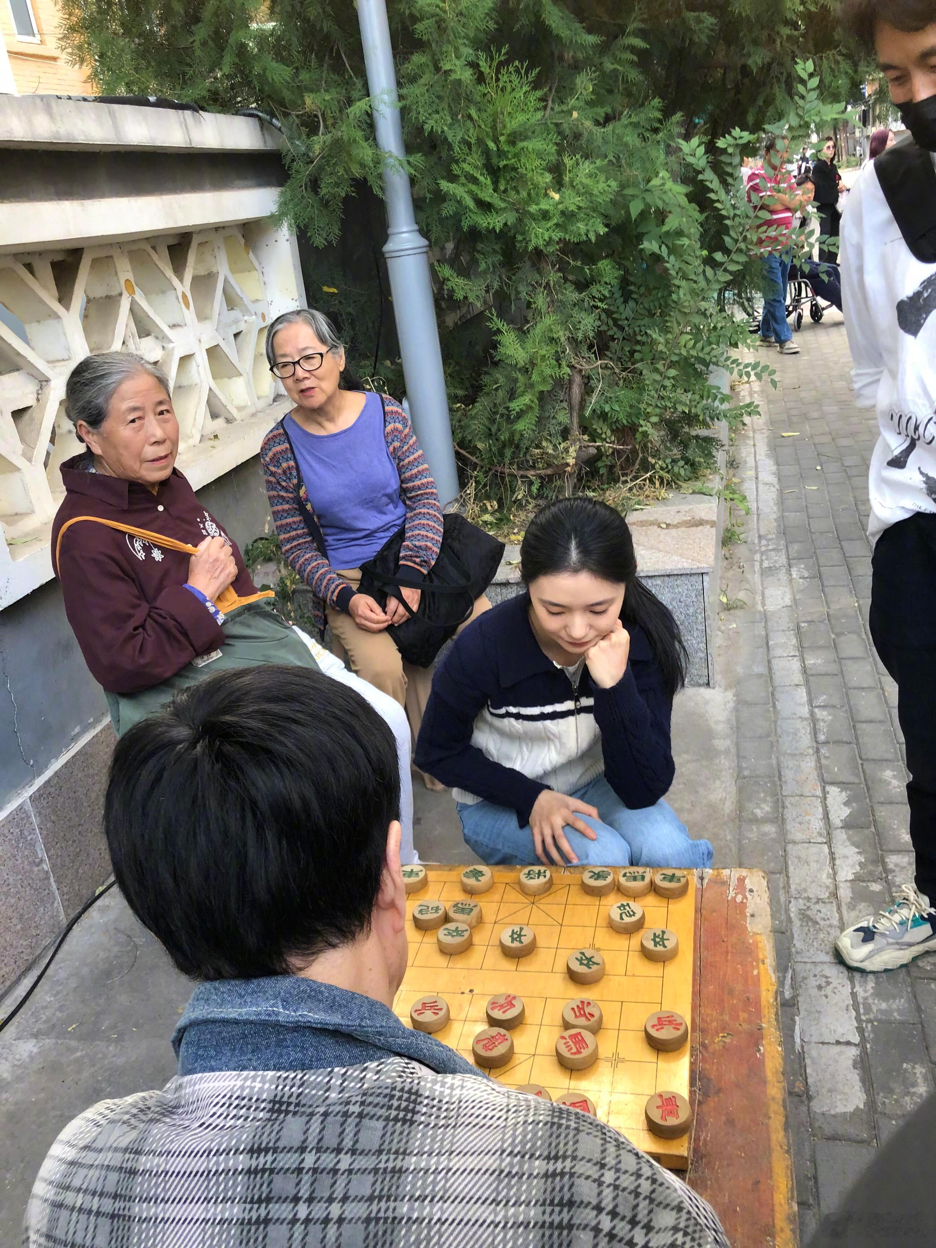 美顺出现啦[收到]蹲在路边下象棋的存儿这个萌刘浩存美顺与长生下象棋路透刘浩存美顺