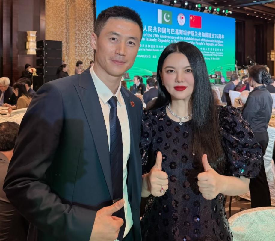 沉寂一段时间的李湘瘦身成功，50岁的湘姐惊艳亮相中巴外交晚宴……

低调行事后的