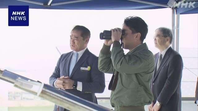 难道是心虚了！小泉进次郎访问冲绳县，并与美军基地所在的市长佐喜真会谈。期间，小泉