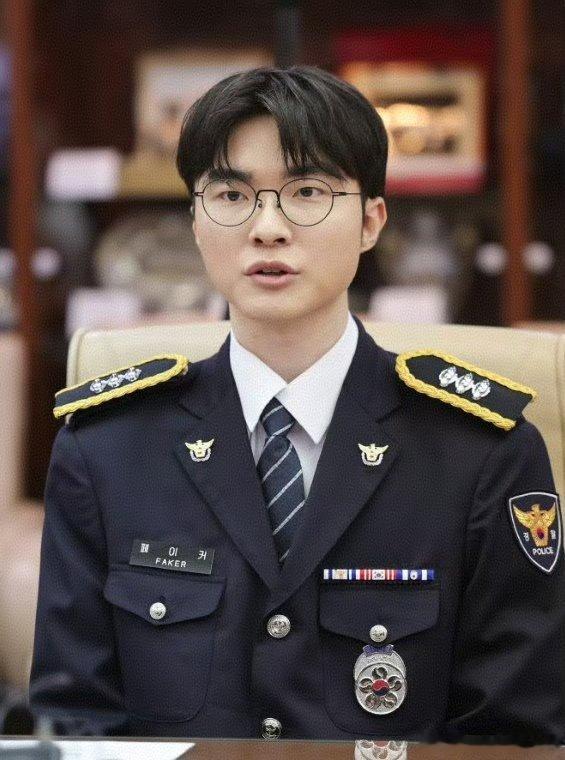 韩国官方正式任命知名职业电竞选手Faker（李相赫）为名誉警察，并同时担任预防网