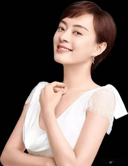 你以为孙俪演娘娘是本色出演？
错，她本人比甄嬛还狠！
不是狠在宫斗，是狠在自律。