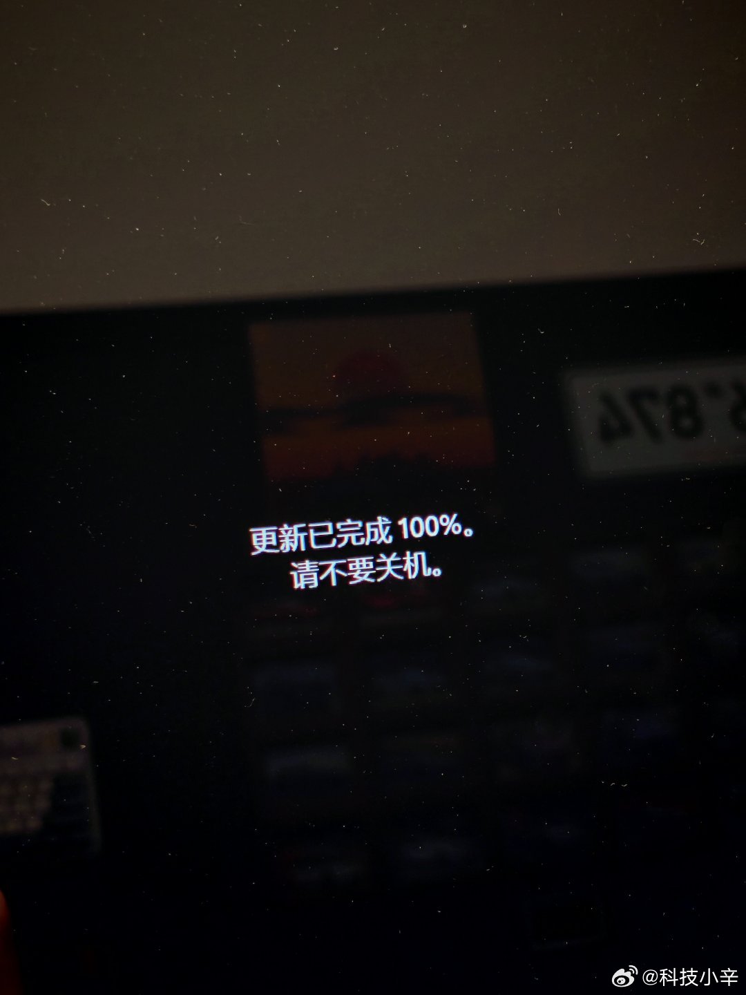 我正在用电脑。死机了，然后自动重启了，然后就自动更新。五分钟过去了，我还不能用电