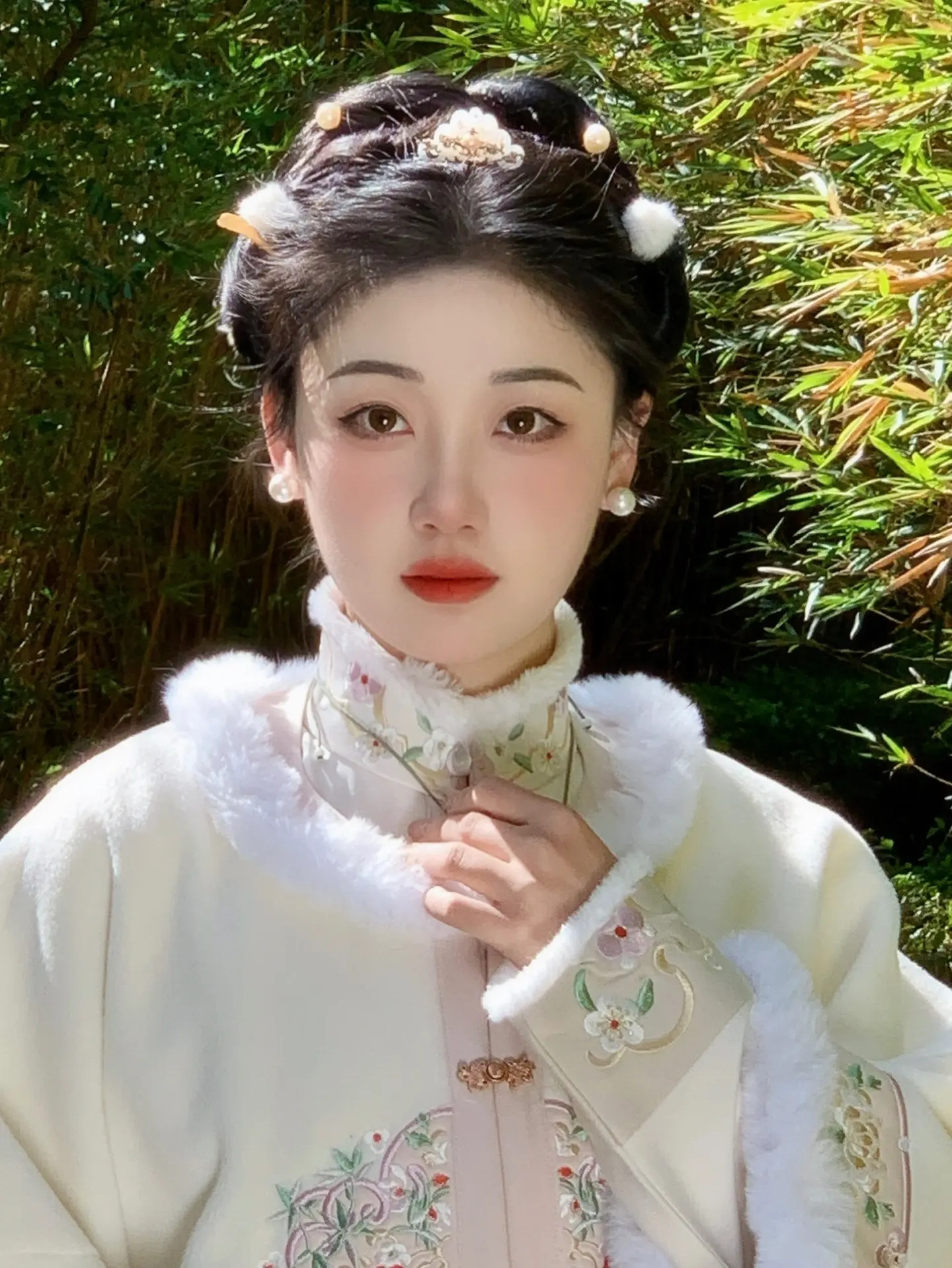 清风有意难留我，明月无心自照人。