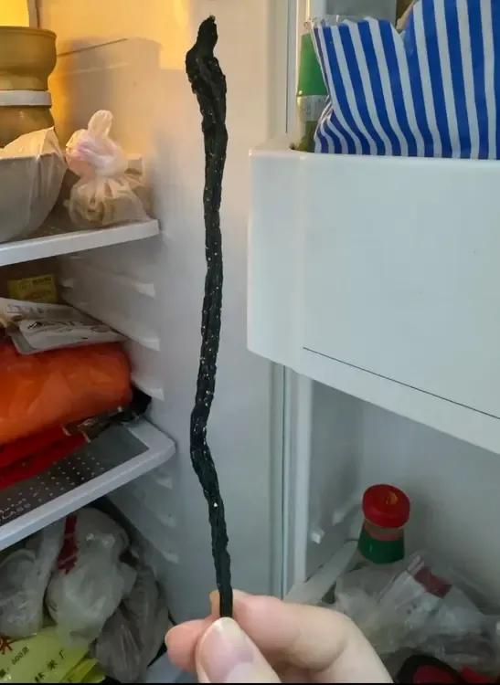 黄瓜在奶奶家冰箱里风干的像一根木材棍！
这谁还能认得出是一根黄瓜？奶奶眼神不好，