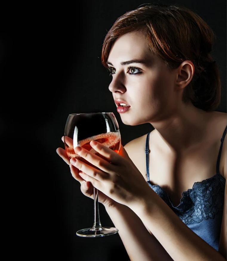 葡萄酒为啥在中国火不起来，上不了春节餐桌？因为它从一开始就被装进了一个错误的文化