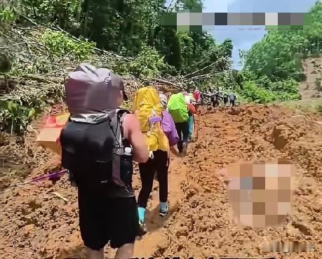7月12日，广西横州镇龙乡，因洪涝灾害而道路中断，3名女生徒步6小时，背负150