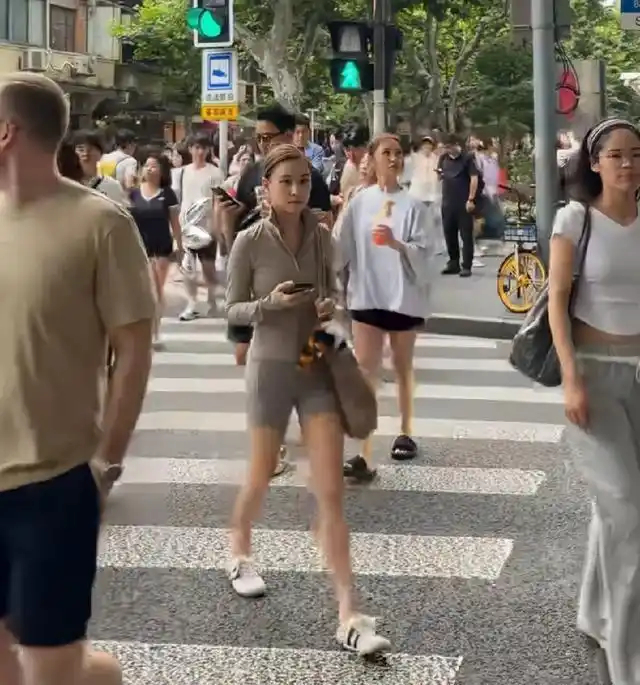 偶遇何超莲上海街头素颜健身，褪去千金光环的真实体态，揭开豪门子女不为人知的自律真