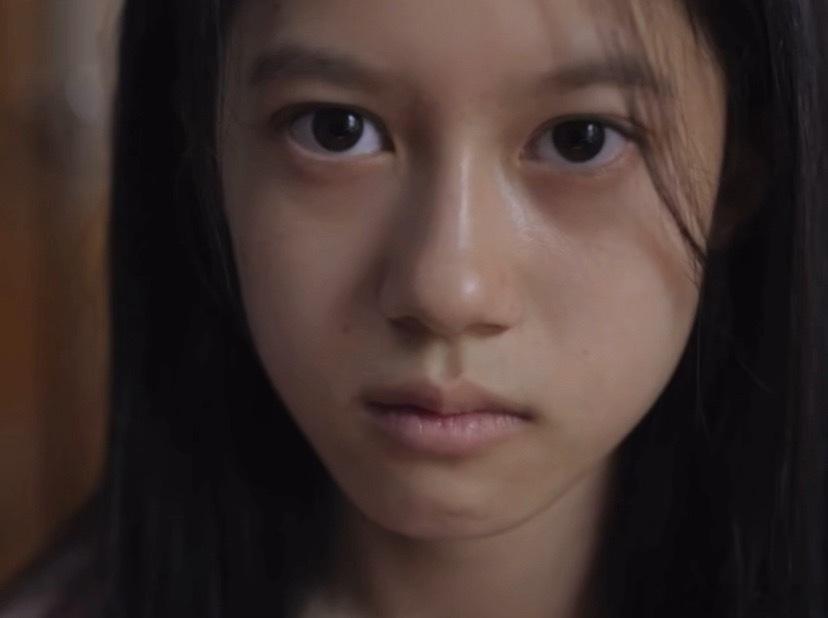 真的跟张婧仪挺像的，两部剧都是演的张婧仪小时候 