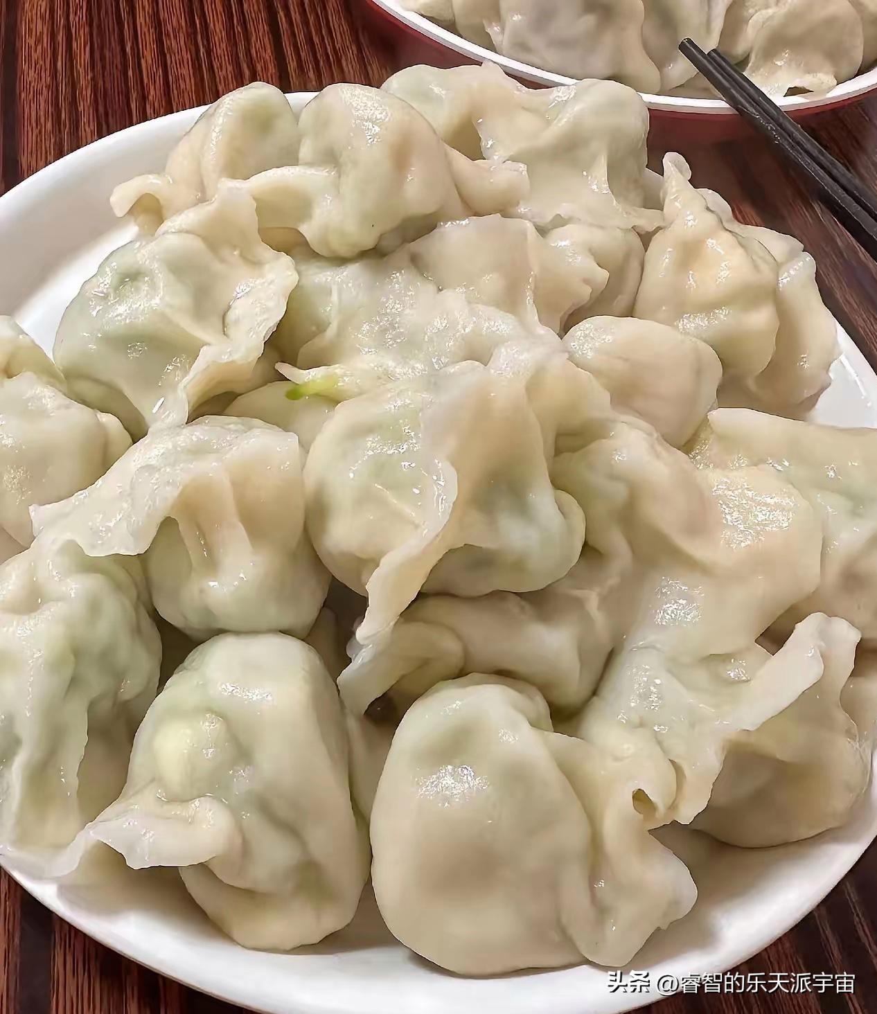 你们家做饭都按谁的意思来？
我问儿媳妇中午吃啥饭，儿媳妇说吃米饭炒菜，我又问儿子