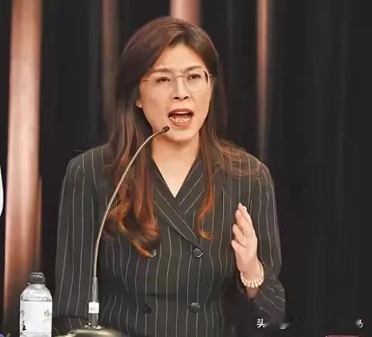 解放军在台海进行军事演训之后，国民党内部的矛盾可就闹得越来越厉害啦！郑丽文坚定支