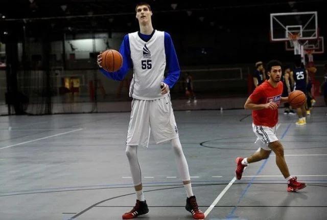 231cm。这个差点打进NBA的罗马尼亚巨人，现在成了好莱坞最吓人的"怪物"。