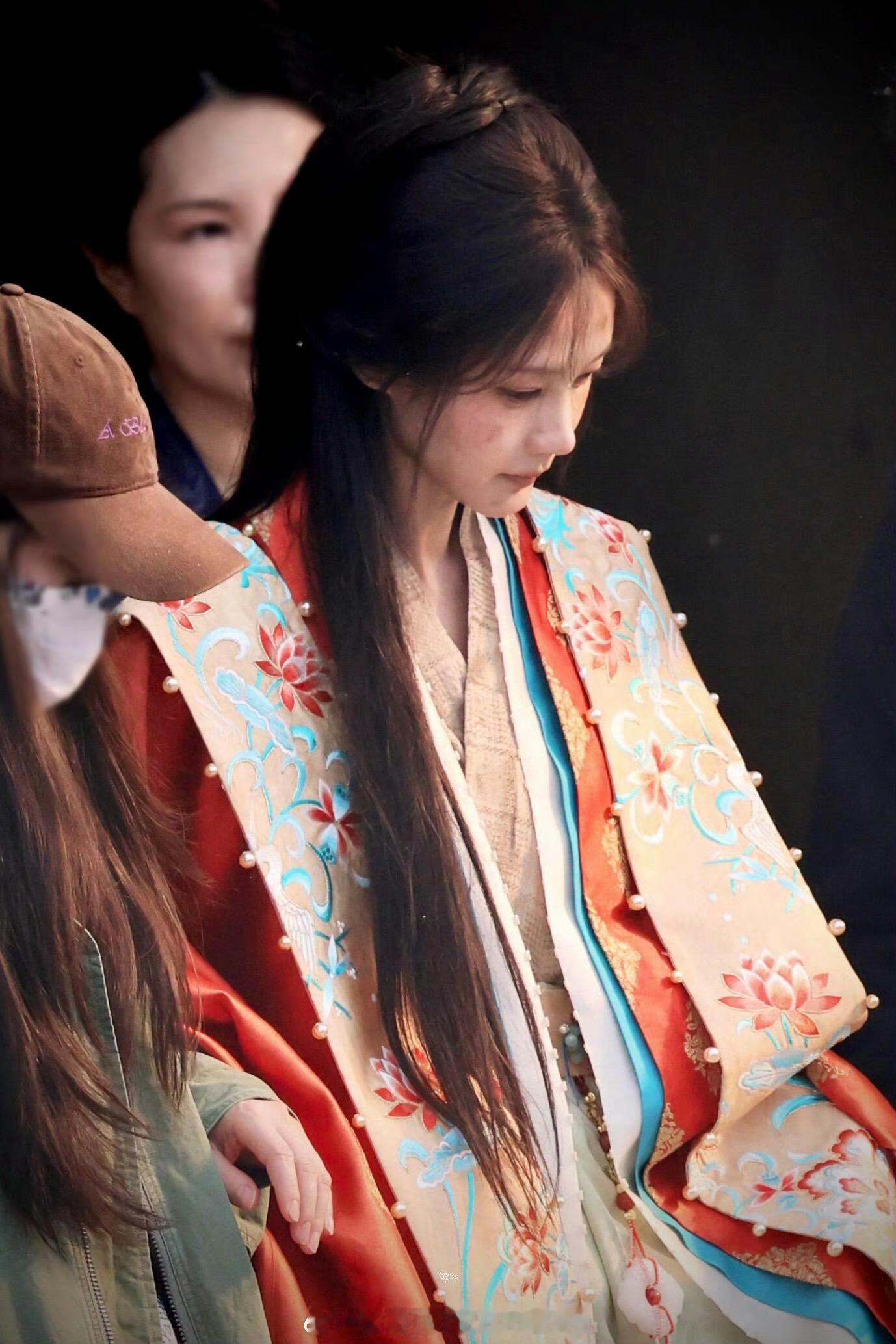 李一桐 《金枝》陈雀儿☽ 橙衣+脏脏包（这是嫁衣❓或者什么礼服吗❓ 