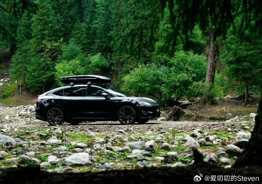 R7黑武士也很帅啊，黑耀套件颜值加分器。这么一看好像目前鸿蒙智行全系只有M9还没