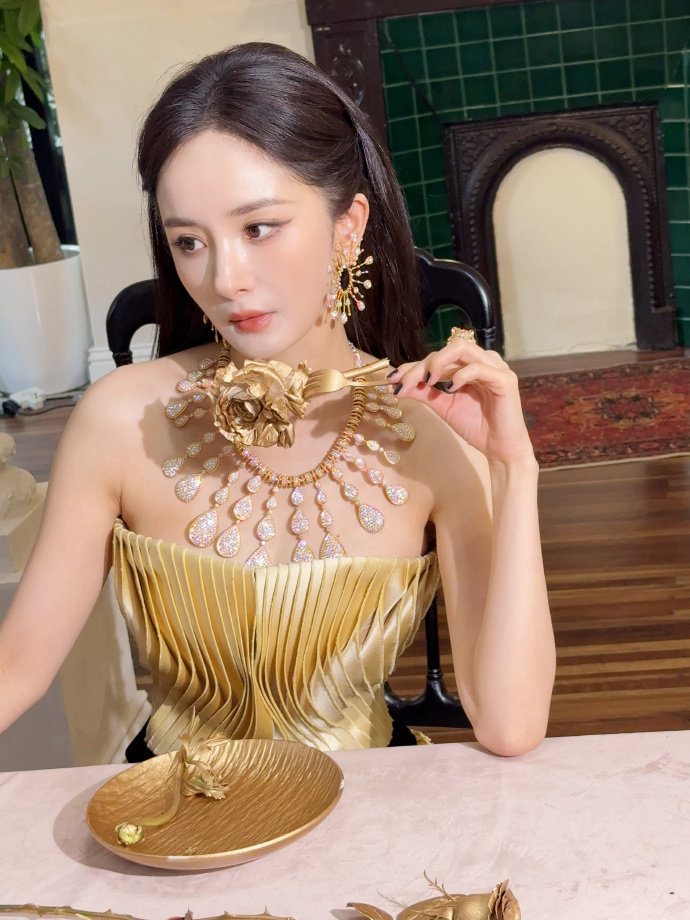 九尾是找杨幂约的稿吗 谁懂这波狐狸兄妹的氛围感，九尾的新头像完全是杨幂手绘的既视
