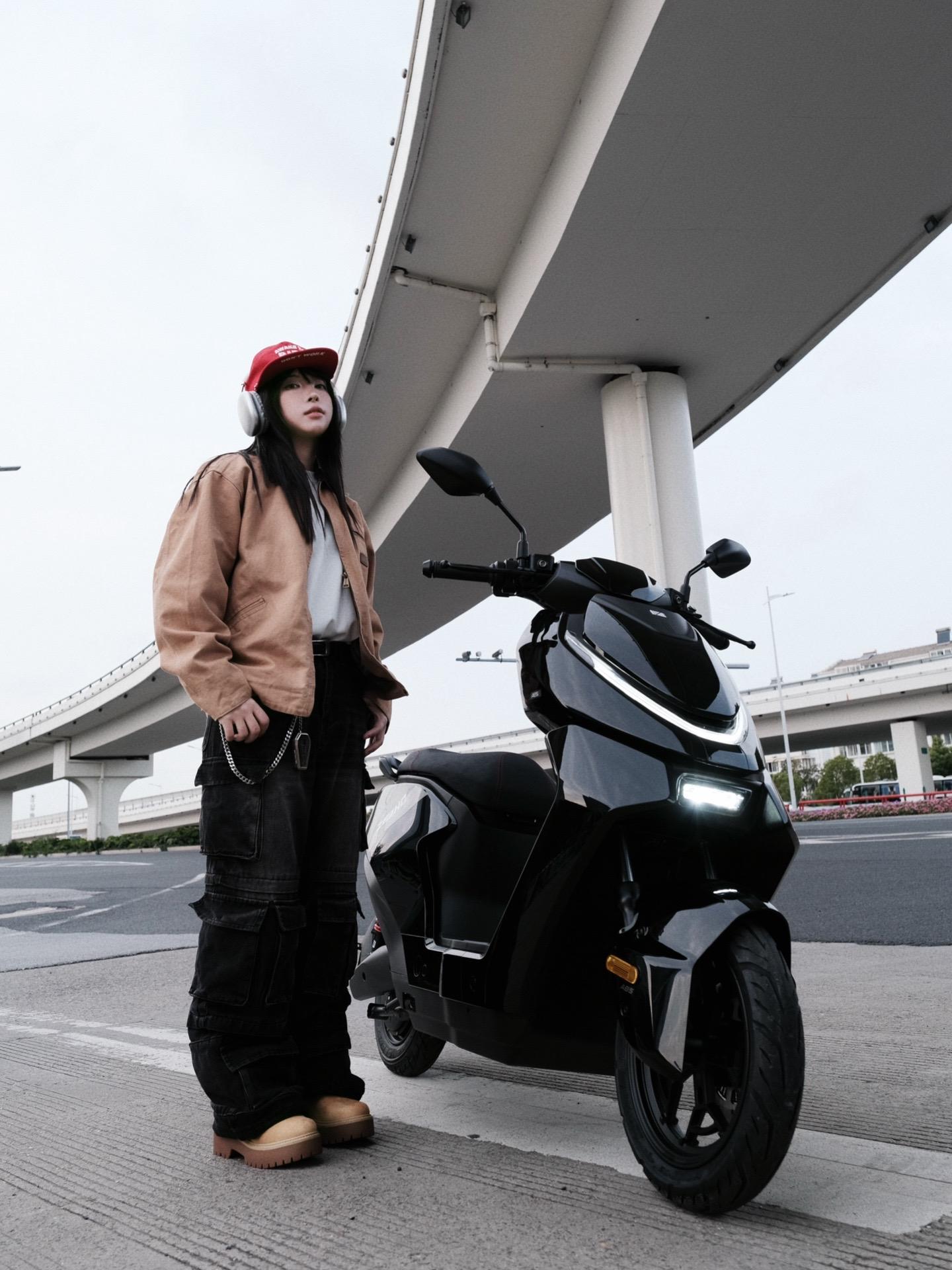 中性穿搭的松弛感。