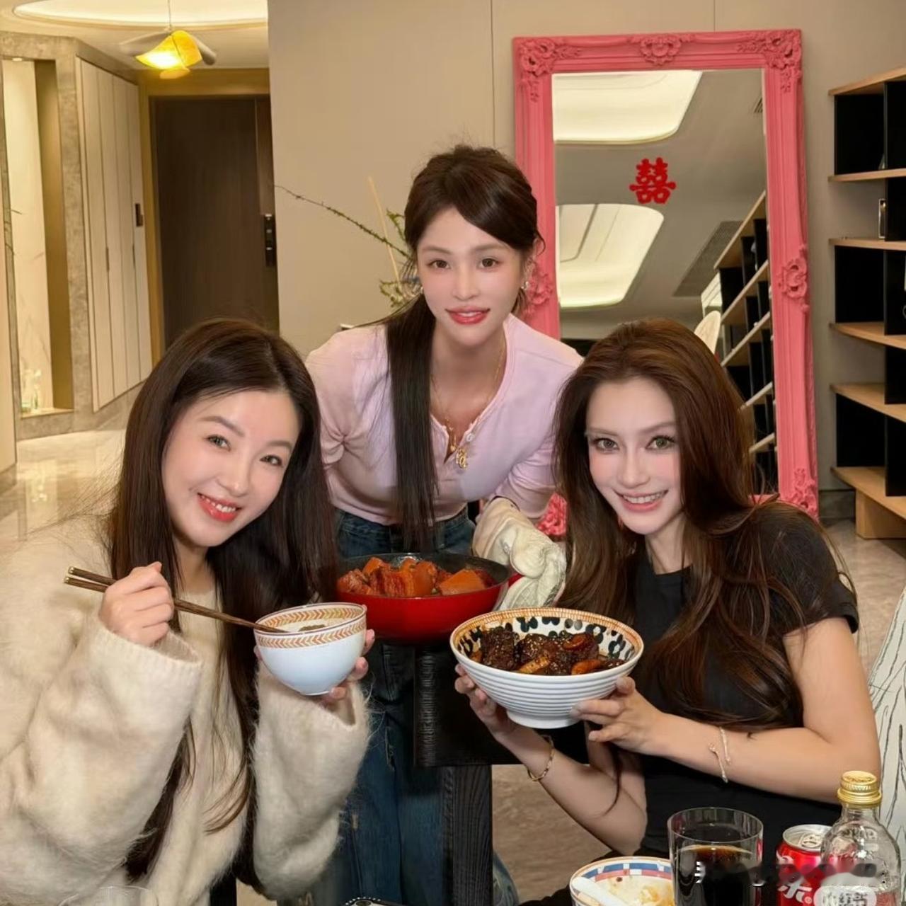 近日，Angelababy现身上海一场网红聚会，瞬间成为焦点。她身着简约时尚服饰