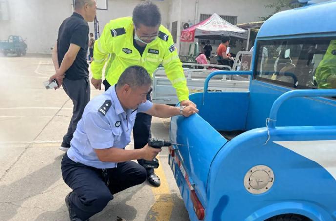 交通严查潮：老年代步车、电动车“2+1”违规会扣车
 
最近出门，总能见交警在路