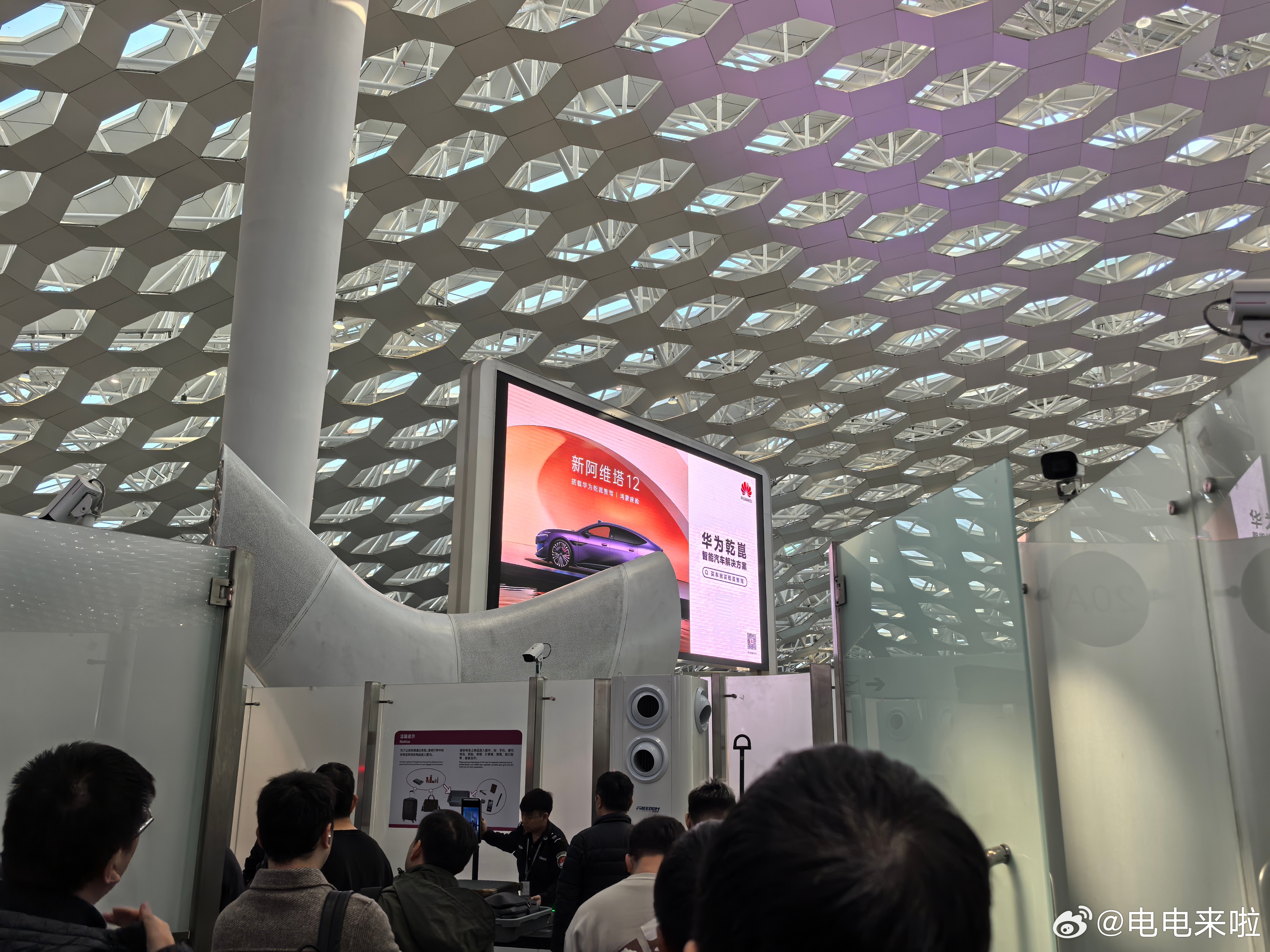 深圳机场【阿维塔12×华为乾崑】的联合广告，地点、内容……不必多说了吧？外界怎么