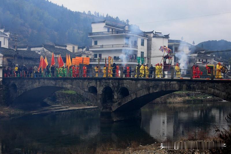 2026 丙午马年新春，“天南地北大拜年”成了全网焦点。从东北的皑皑雪原到岭南的