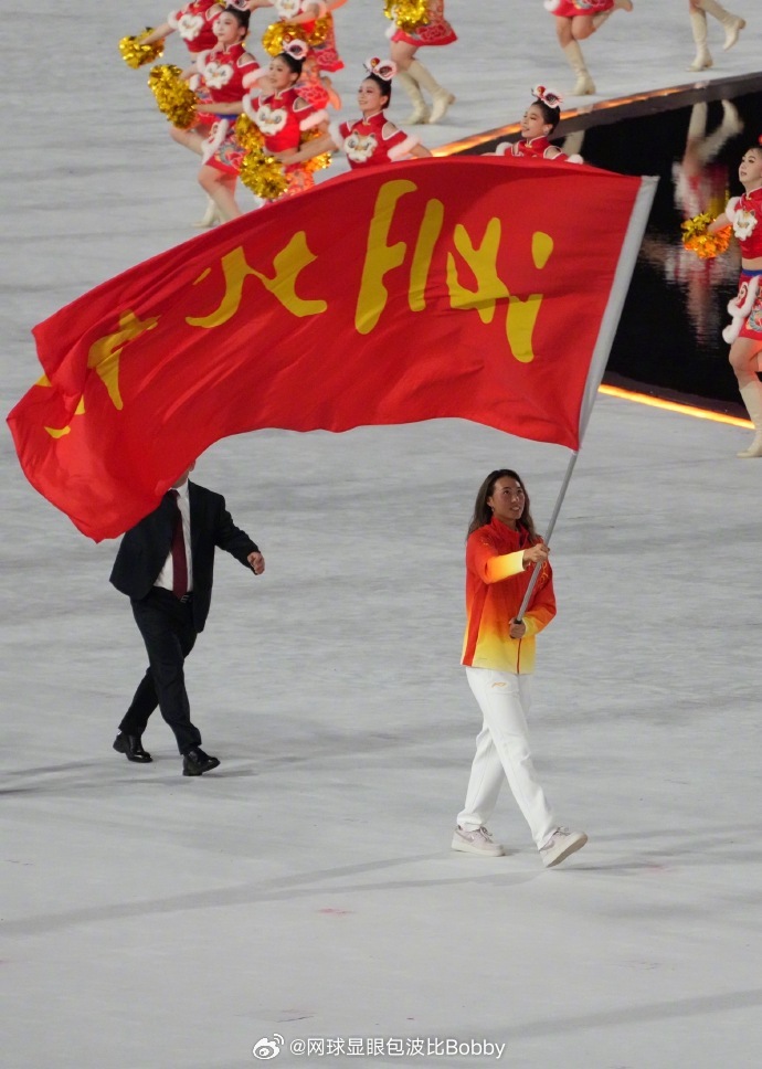 镜头下的钦文郑钦文担任湖北代表团旗手全运开幕式 全民聊全运网球显眼包波比Bobb