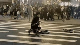 台北火车站出现的这一幕，让人非常的震惊，这个男子拿出一把刀，走向了人群，疯狂的挥