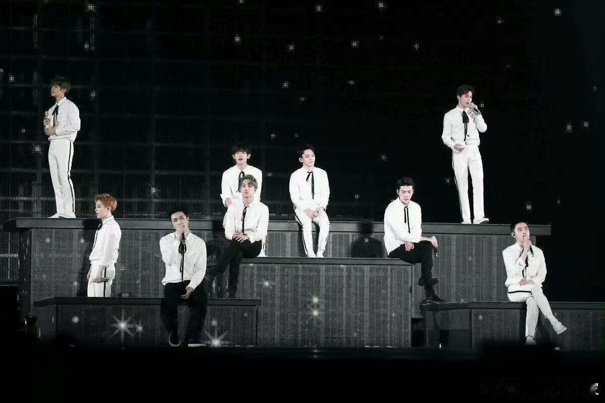 EXO上次九人巡演还是9年前新粉问EXO什么时候巡演，我默默打开日历指了指201