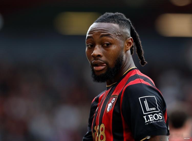 身价5500万欧！今年夏天，由于曼联签下了姆伯莫，而热刺则引进了库杜斯，塞梅尼奥