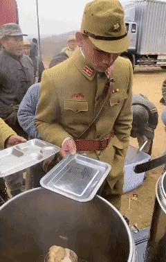 这个剧组伙食不怎么样，太君少佐对饭很满意地笑了笑……[捂脸]