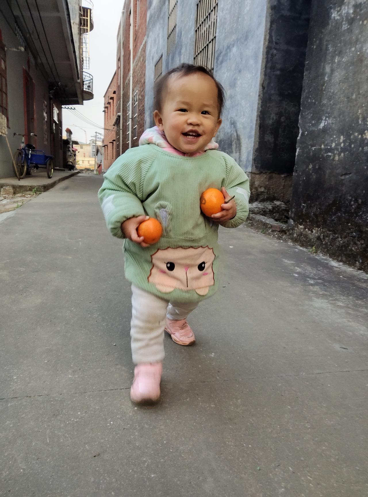 串门的快乐谁懂啊！刚去隔壁邻居家坐了会儿，临走阿姨硬是塞给我两个小橘子。你看小家