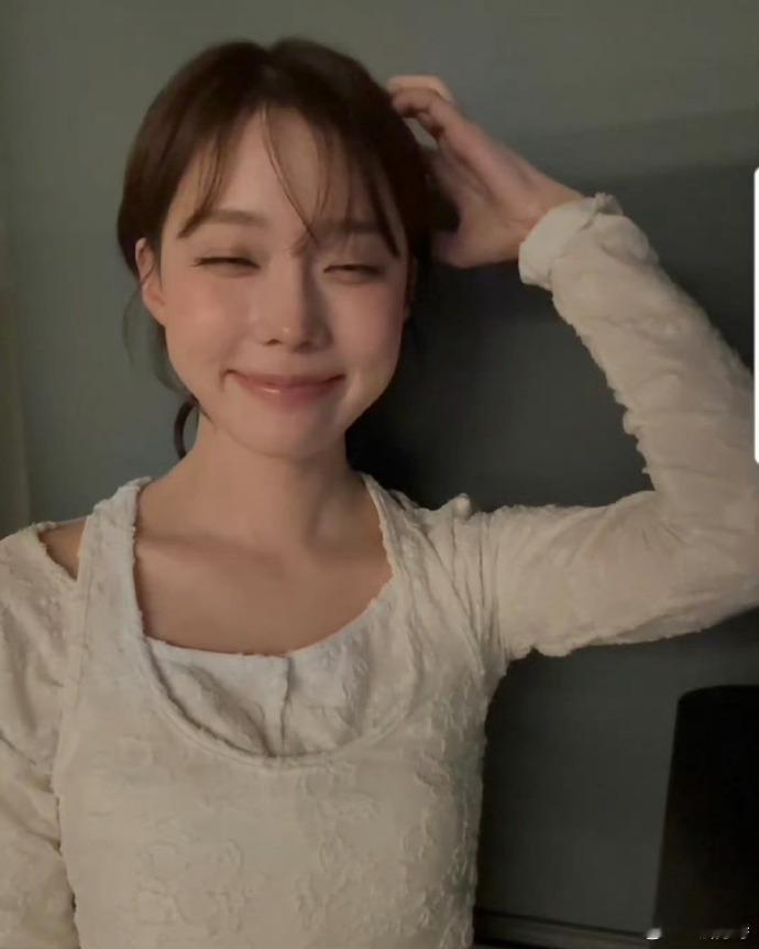 瞧这嬉皮笑脸的马尔济斯，萌态十足超可爱。洁白毛发似云朵，灵动双眼藏星辰，它带着纯