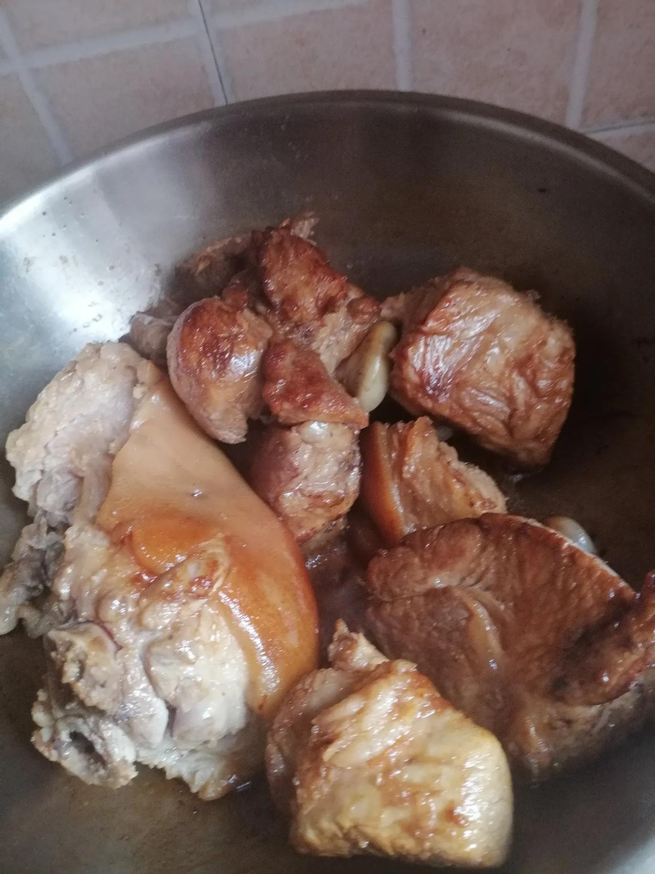 夸一夸老公，
冰糖炒的好，
颜色很正！老公用心做菜