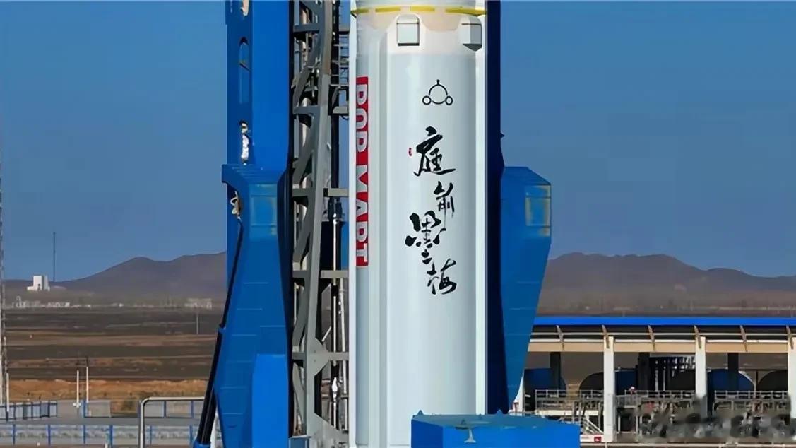 漂亮的大火箭“朱雀二号”遥三已经矗立在酒泉的发射台上，本月将进行全球首次液氧甲烷