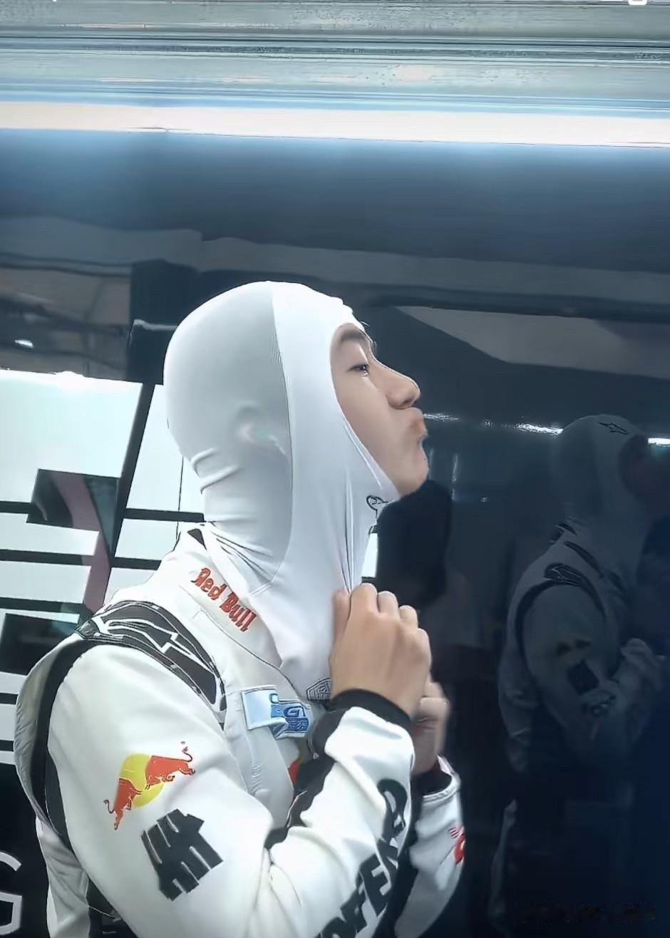 这次的王一博竟然是性感！
戴头套好像一条撅嘴的鱼[捂脸][捂脸]
这也太Q弹了吧
