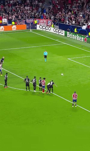 这情景，不仅仅是解说员的嗓子喊劈叉，估计现场的球迷，也都喊劈叉了。
这一波操作，