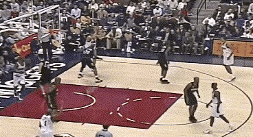 巴特尔，中国移动长城，三大中锋之一，也是曾经闯荡NBA的国内顶级球星。
巴特尔身