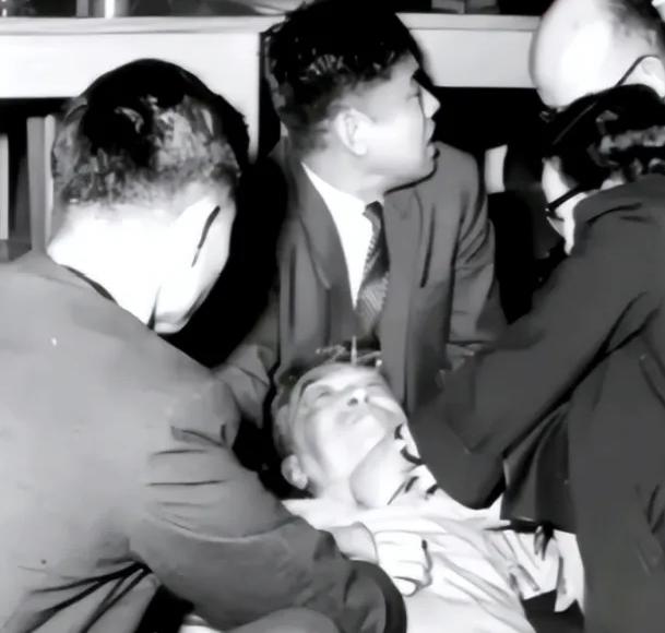 1962年，一代文豪胡适竟被人用一句话给“活活气死”！当时胡适正在一场酒会中致辞