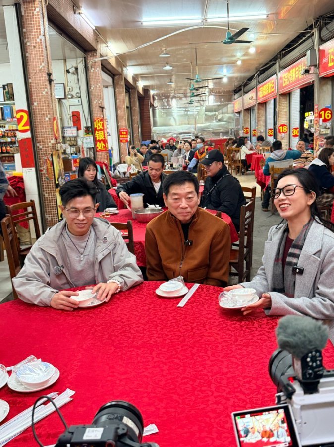 在广州街头的烟火小店，魏总亲手挑选新鲜猪杂，当他在氤氲热气中说出“享受生活，好好