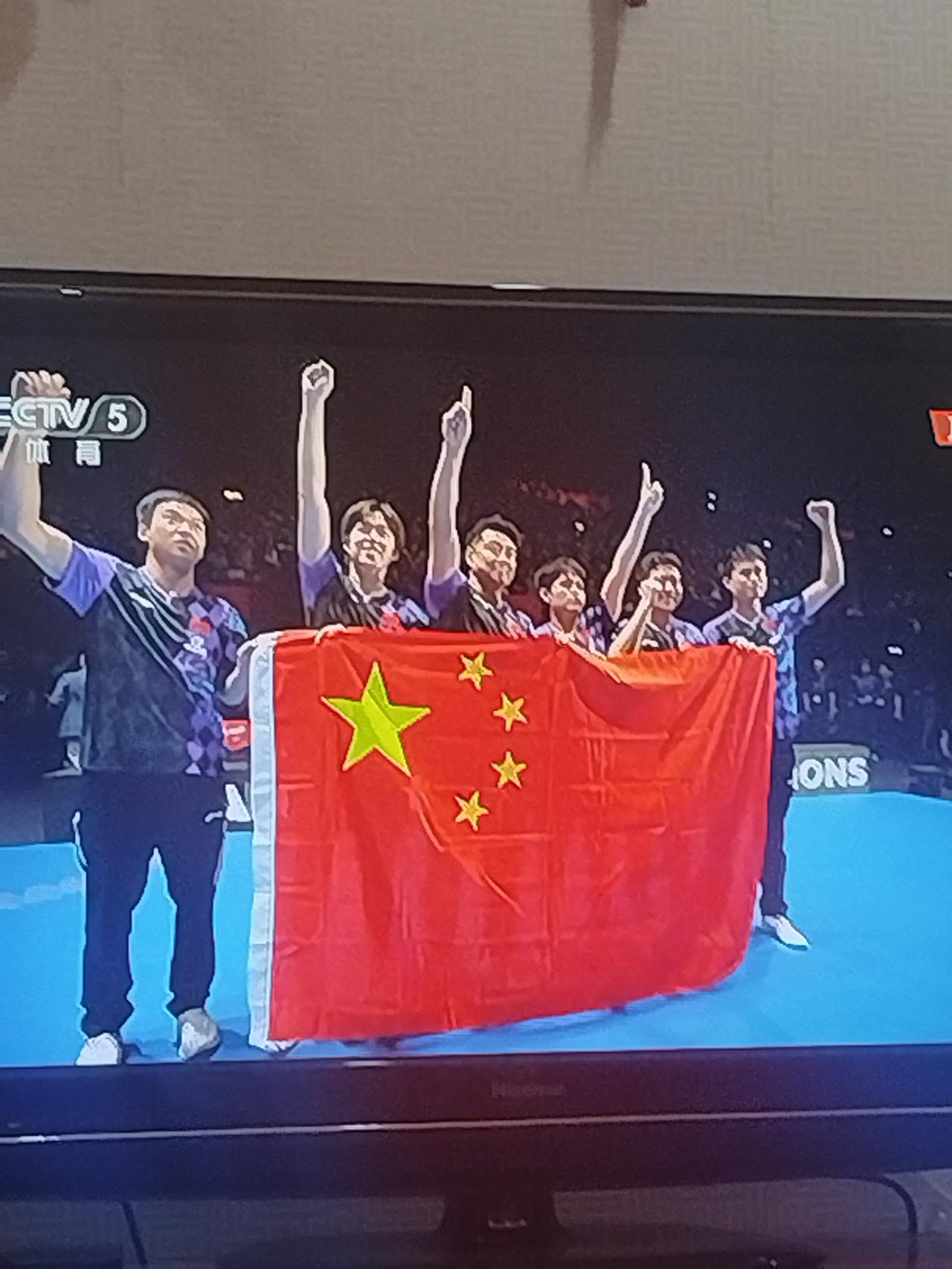 相信很多球迷都熬夜看国乒男队与日本的决赛了。没想到国乒的三个小伙子打得如此棒，大