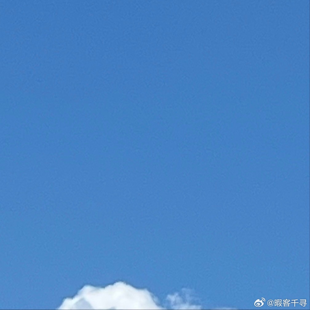 晴空万里一朵云。 