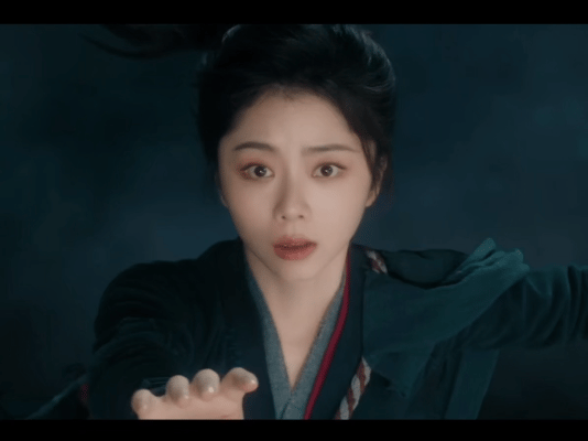 谭松韵新剧三人分饰一角 这种扎实的演技功底，加上亲和真诚的性格， 不言而喻啦！ 