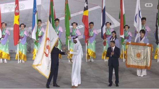 日本代表当场尬住了！名古屋亚运会闭幕式上，亚奥理事会会旗刚交出去，日本代表那神态
