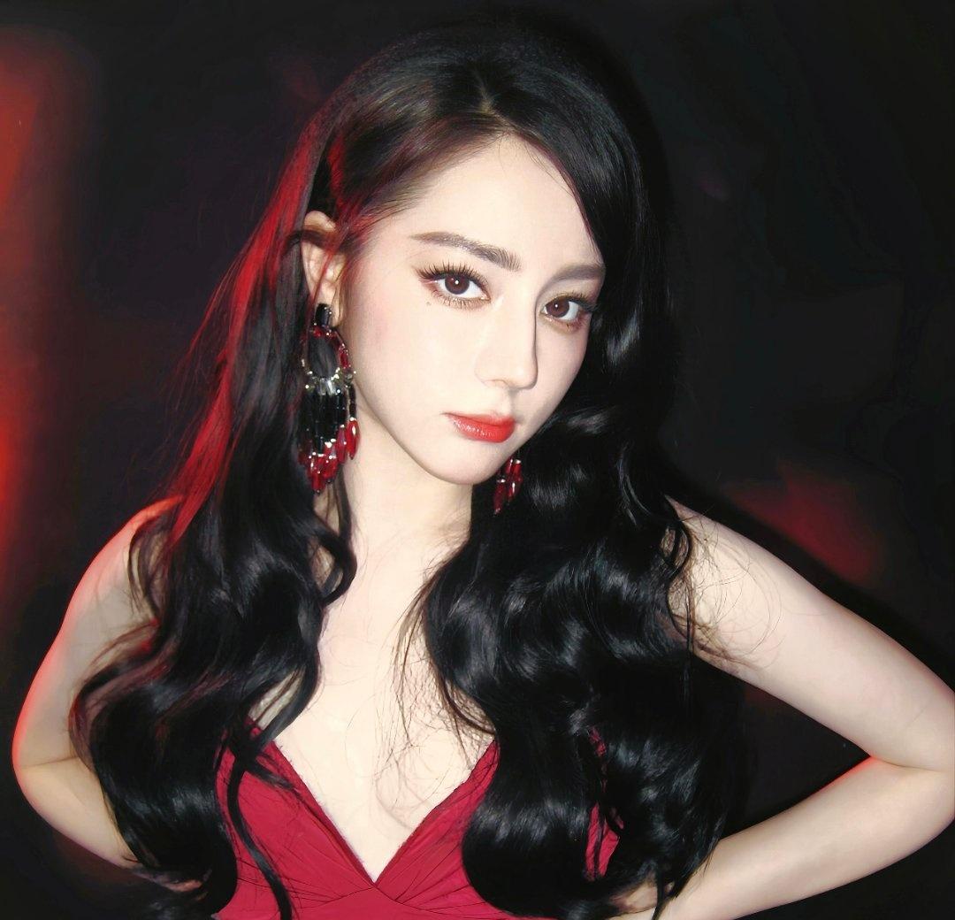 迪丽热巴  顶级星光女
vogue单人三封！！
二番内20亿+票房！！
金鹰视后
