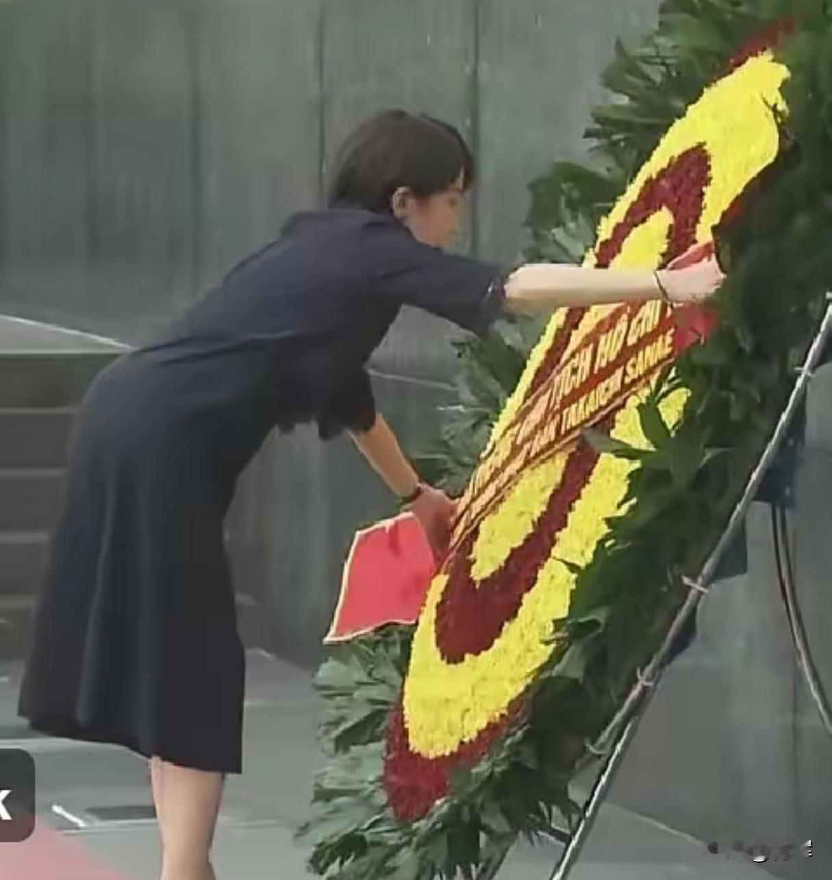 给胡志明献花！高市早苗这个花圈送到越南人心里去了
日本现任首相高市早苗正在越南进