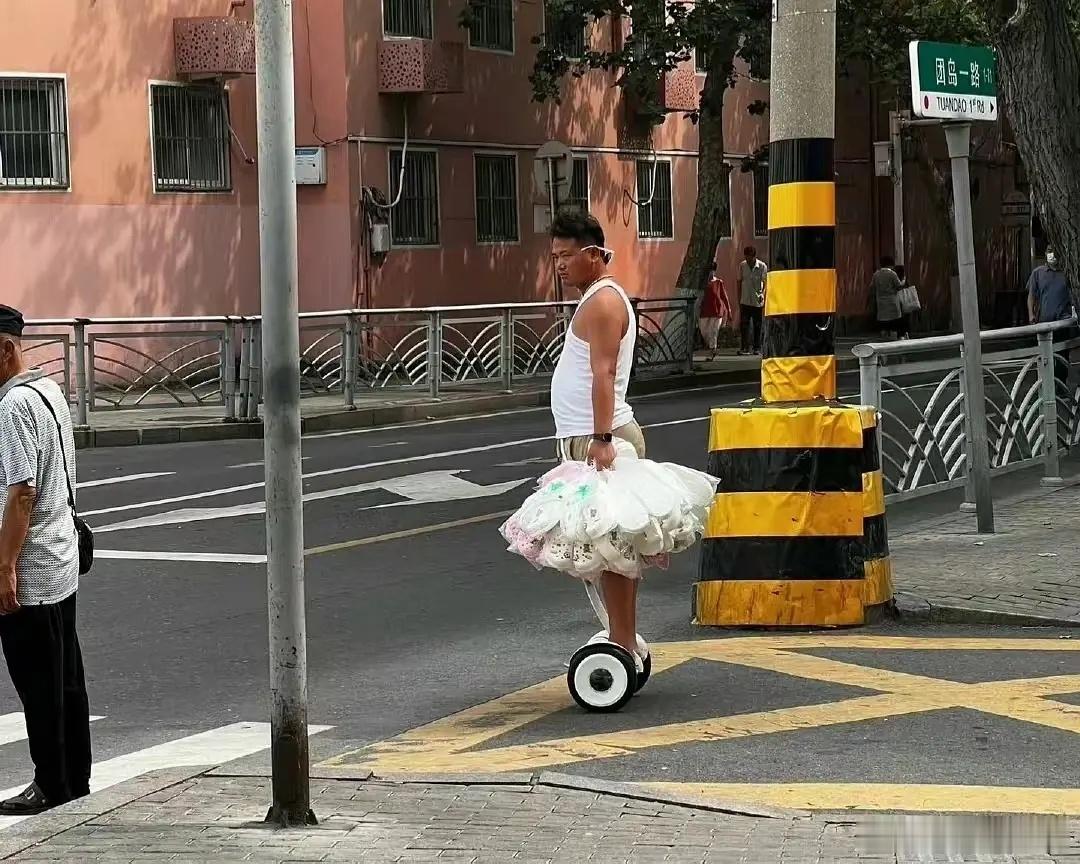 我以为穿的裙子，这身材，前凸后翘的， 前凸后翘还穿了芭蕾舞小裙裙[笑cry] ​