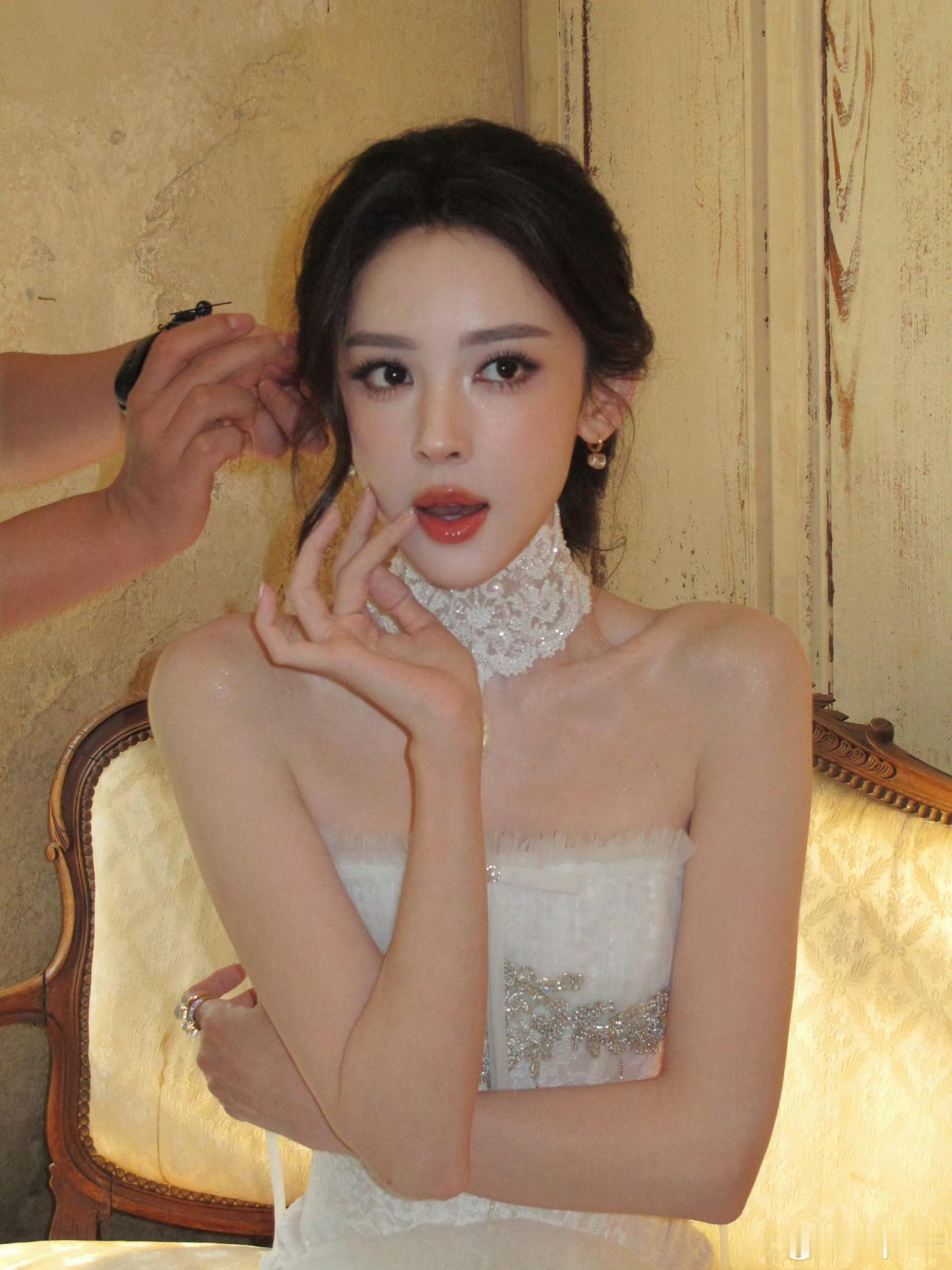 娜扎白月光礼服如此之美丽的娜扎！真的很适合白色礼服，好好看！ ​​​