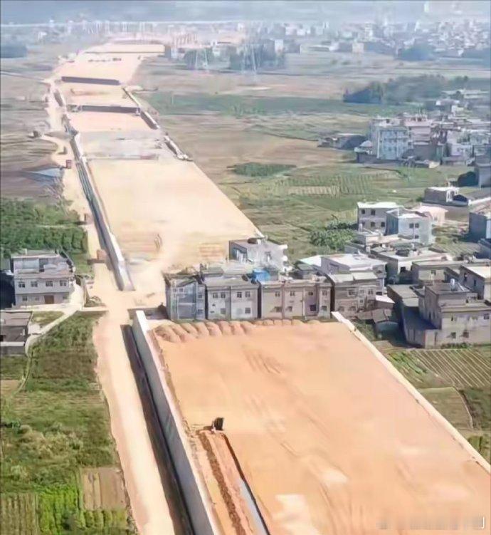 开始每家面临300w的优厚条件却不愿搬走，如今开发商离去，留下一片寂静与懊悔 